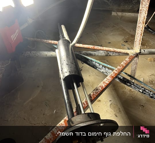 חלקי דוד שמש עם צינורות וחיבורים